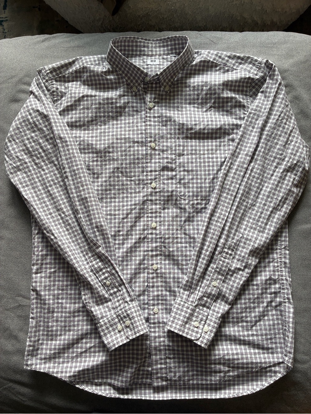 Uniqlo Men's Long-Sleeve Button-Down Plaid Shirt White with Navy and Red Plaid
